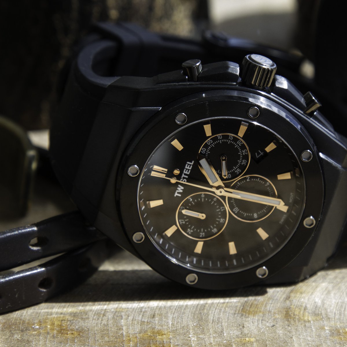 twsteel's tweet photo. This Limited Edition watch is mainly black, but the black chronograph eyes surrounded by raised rose gold rings give this timepiece style and class π€©
https://t.co/h2n5SEhPup
#TWSteel #DiverWatch #Timepiece #CEOTech #SwissWatch #SwissEngineering #Waterproof #Watch https://t.co/lm4PSTrjCd