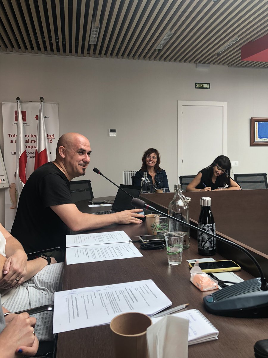Soniafor's tweet photo. Sessió de treball amb la #XAPSLL de @AcordCiutada: compartim objectius i definim actuacions. #sensellarisme #coproduccio #drets https://t.co/E8bGtkDpGD
