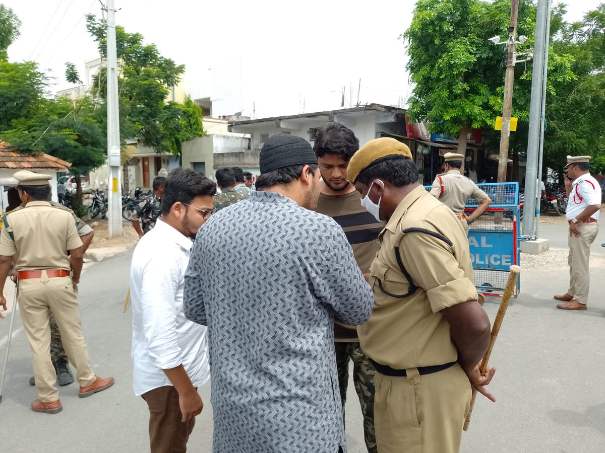 haq_raqeeb's tweet photo. SIO JAGTIAL has given the Pamphlets regarding Prophet Muhammad (pbuh) to nearly *30 Police officials* during the ongoing protest against remarks on Prophet Muhammad (PBUH).
#Muhammad4All
These work we have To do
@SIOTelangana
@SyedAzhars
@AIMPLB_Official
@GIOJagtial
@4tvhyd https://t.co/72hXCh9N7q