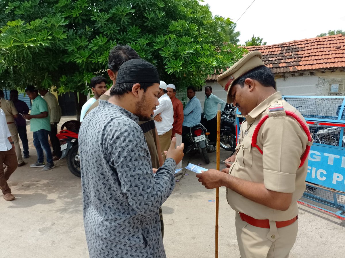 haq_raqeeb's tweet photo. SIO JAGTIAL has given the Pamphlets regarding Prophet Muhammad (pbuh) to nearly *30 Police officials* during the ongoing protest against remarks on Prophet Muhammad (PBUH).
#Muhammad4All
These work we have To do
@SIOTelangana
@SyedAzhars
@AIMPLB_Official
@GIOJagtial
@4tvhyd https://t.co/72hXCh9N7q