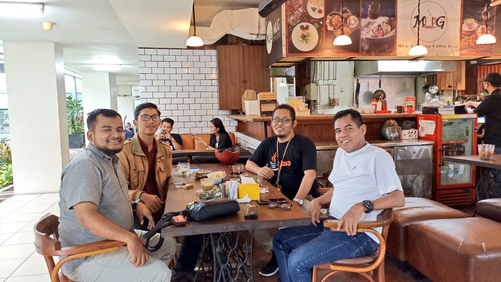 farhandalimunte's tweet photo. Kemana arah politik Agraria kedepan? Apakah Menteri &amp; WaMen ATR/BPN (@RajaJuliAntoni ) yg baru akan memperparah Konflik Agraria? Atau akan menunaikan amanat Reforma Agraria sesuai Khittahnya?

📷:Diskusi bareng Ketua Umum DPN Gerbang Tani, bang @idhamarsyadNow https://t.co/pVsT8MdWm7