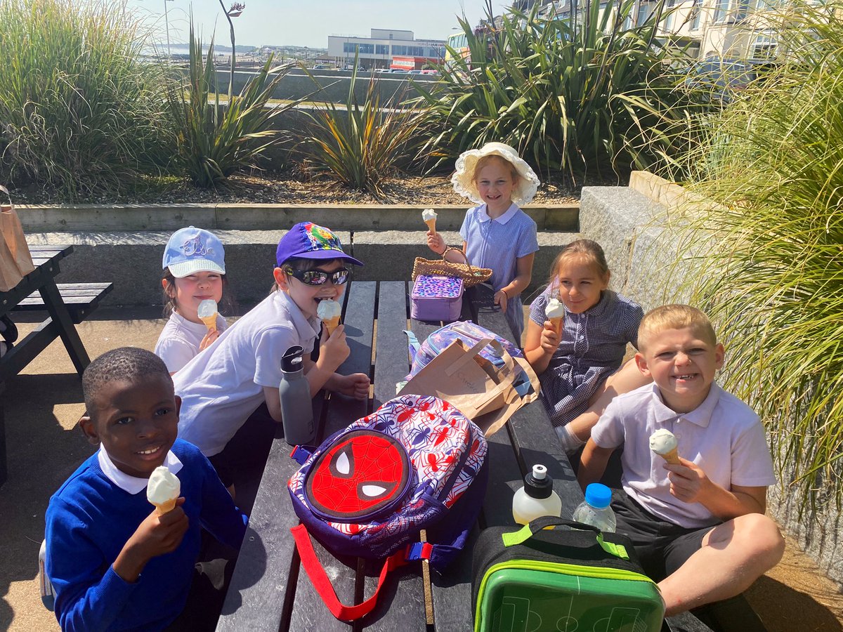 EPA_Y1_Y2's tweet photo. @DeltaEstcourt We have made it to the beach π the weather is glorious and the ice-cream is delicious! #EPAOctopus https://t.co/n6pRPkHz6s
