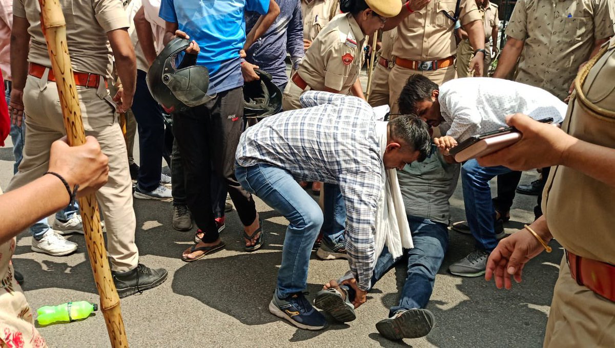 TheUpenYadav's tweet photo. उपेन यादव और सैकड़ो बेरोजगारों को pcc कार्यालय से लाठी च��र्ज करके ,घसीटकर अज्ञात थाने मैं ले जाया गया है ,अभी तक कोई अता पता नहीं है ,ये तानाशाही पूरे राजस्थान के युवाओं पर सरकार का तमाचा है @RajCMO @ashokgehlot51 @RajGovOfficial https://t.co/Hqv98vKUAn