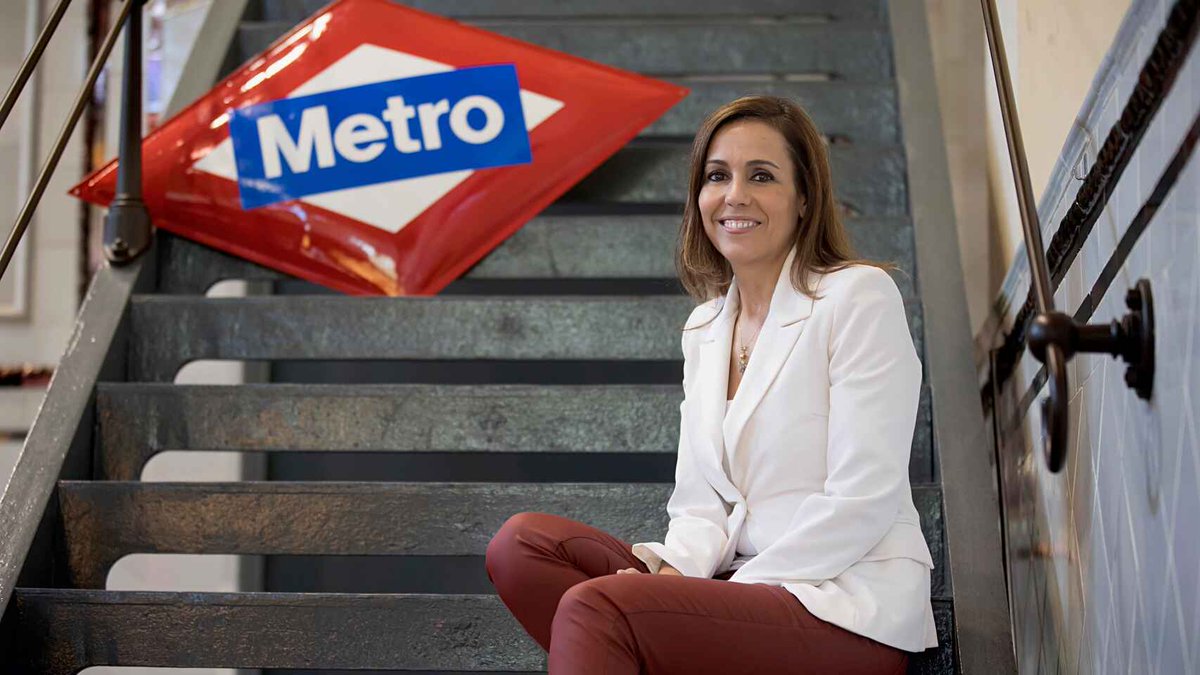FonsiLoaiza's tweet photo. Se llama Silvia Roldán y es la CEO del Metro de Madrid puesta por Ayuso con un sueldo de 100.000 euros. Fue la responsable del AVE a la Meca en Arabia Saudí. Ha apagado el aire acondicionado en plena ola de calor con más de 40º. https://t.co/s9xep67XXU