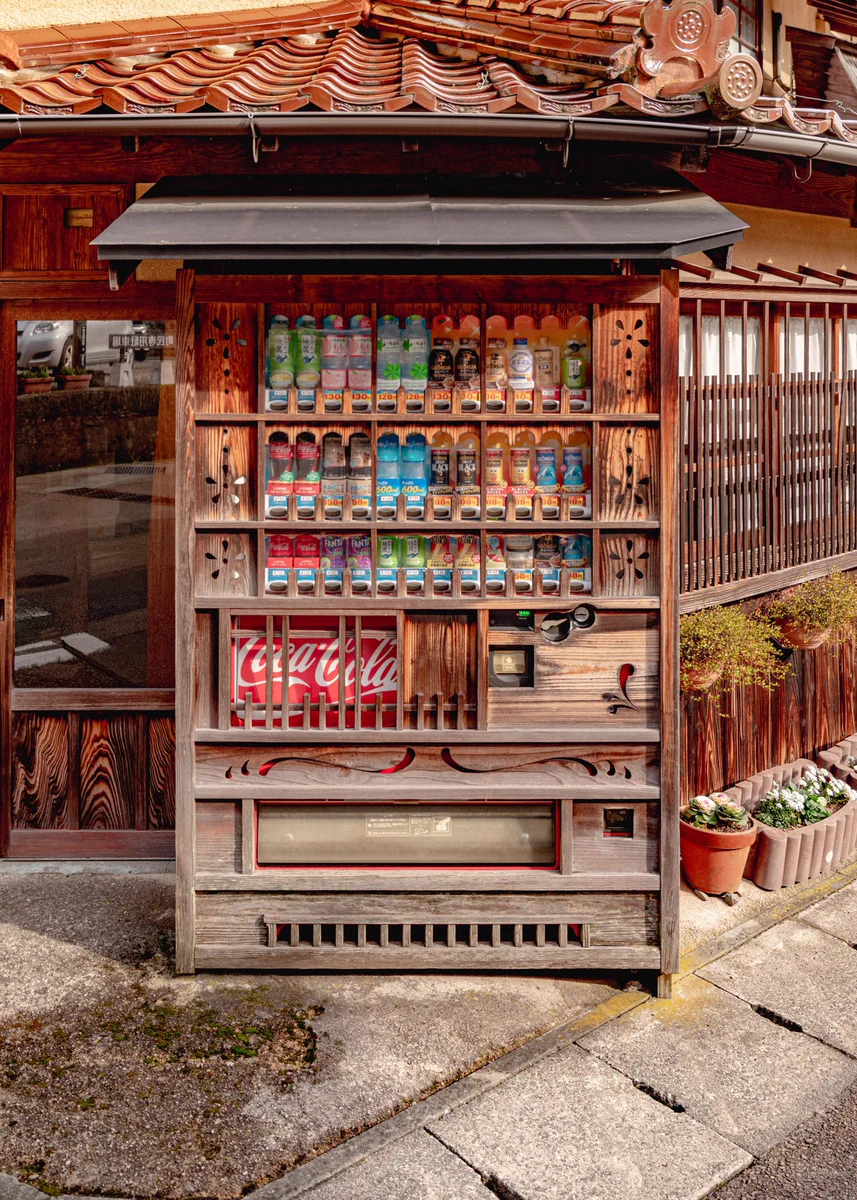 石見銀山の自動販売機がレトロ！景観にとことん配慮した自動販売機。
