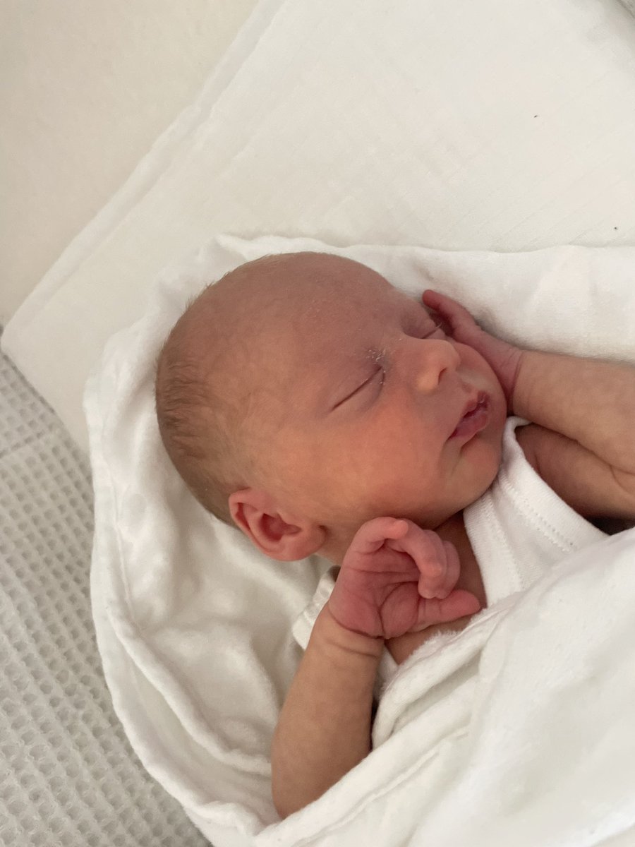 xDanielleKing's tweet photo. How is my baby one month old already 🥺 still shouldn’t be here for another 2 weeks! Our little miracle🤱🏼💙 https://t.co/LpUZ4pHACa