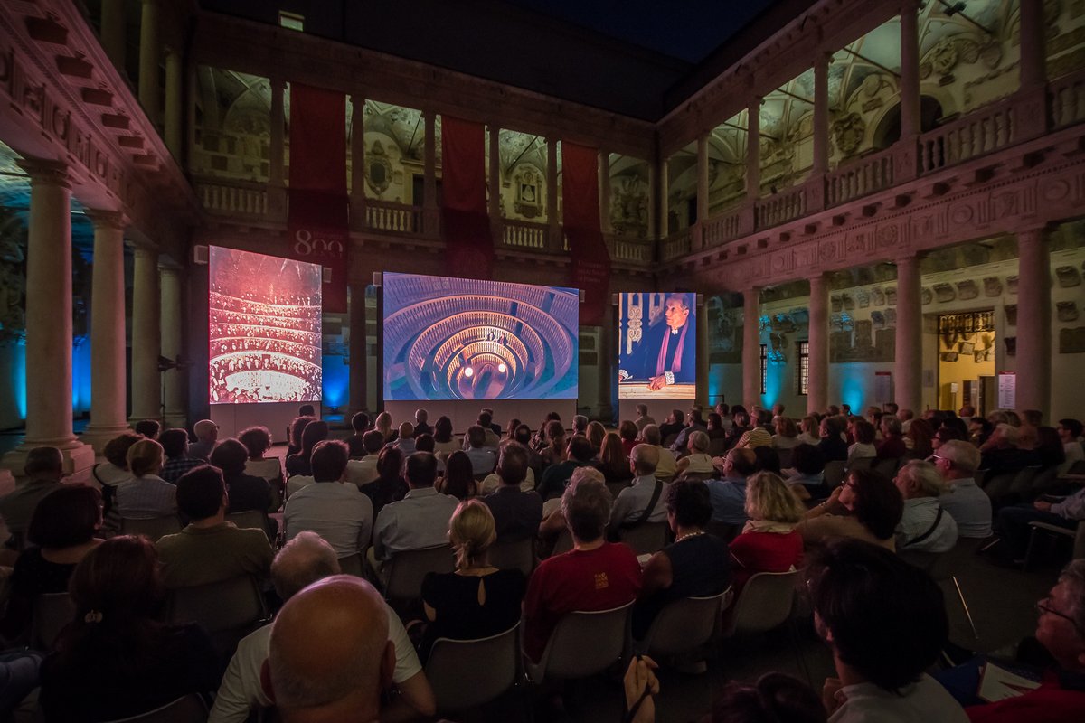 UniPadova's tweet photo. 🎬 Un'esperienza immersiva all'interno del cortile antico di Palazzo Bo con “La forma della memoria”!
Una videoinstallazione a tre schermi per scoprire i protagonisti #Unipd. Prenotati, le proiezioni terminano il 10 agosto.
#DiSLL per #800Unipd
> https://t.co/b8RECu7VG6 https://t.co/sfjuQ6rJgG