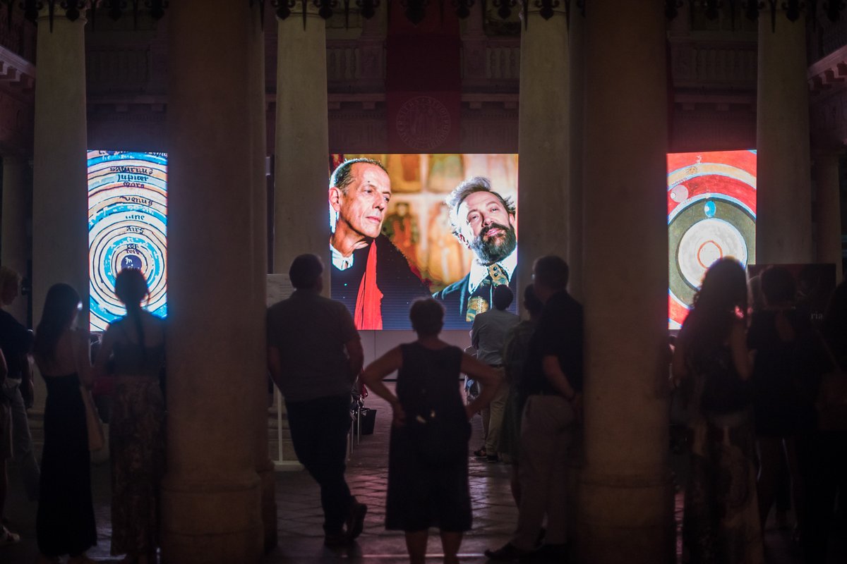 UniPadova's tweet photo. 🎬 Un'esperienza immersiva all'interno del cortile antico di Palazzo Bo con “La forma della memoria”!
Una videoinstallazione a tre schermi per scoprire i protagonisti #Unipd. Prenotati, le proiezioni terminano il 10 agosto.
#DiSLL per #800Unipd
> https://t.co/b8RECu7VG6 https://t.co/sfjuQ6rJgG