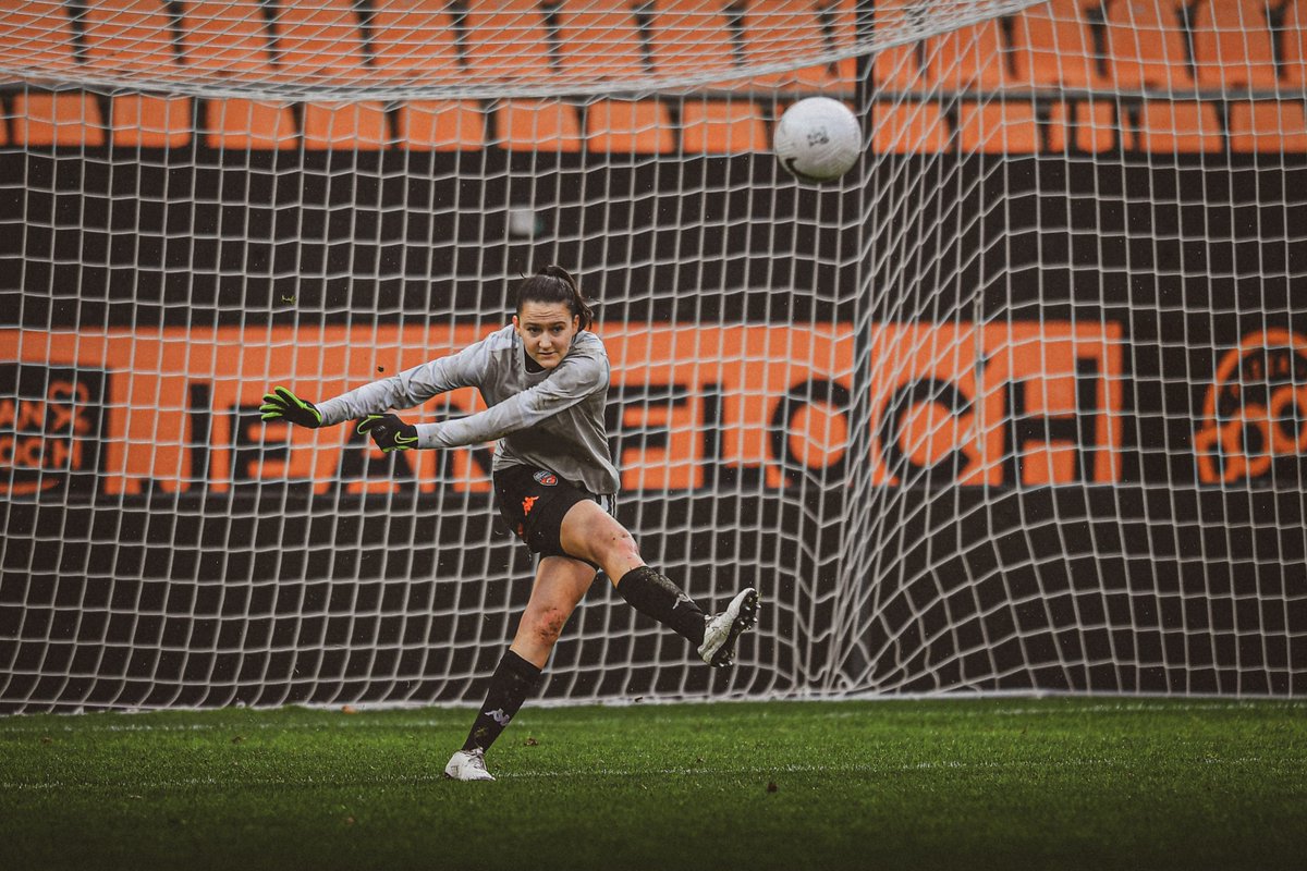 FCLorient's tweet photo. Les féminines du FC Lorient accueillent Clermont dimanche à 15h00 à l'Espace FCL pour le match aller du dernier barrage d'accession à la D2.

Camille Poquet, notre gardienne 🧤, évoque cette rencontre.

Entretien ➡️ https://t.co/69lcURgIuq https://t.co/W0Vom1JWmv