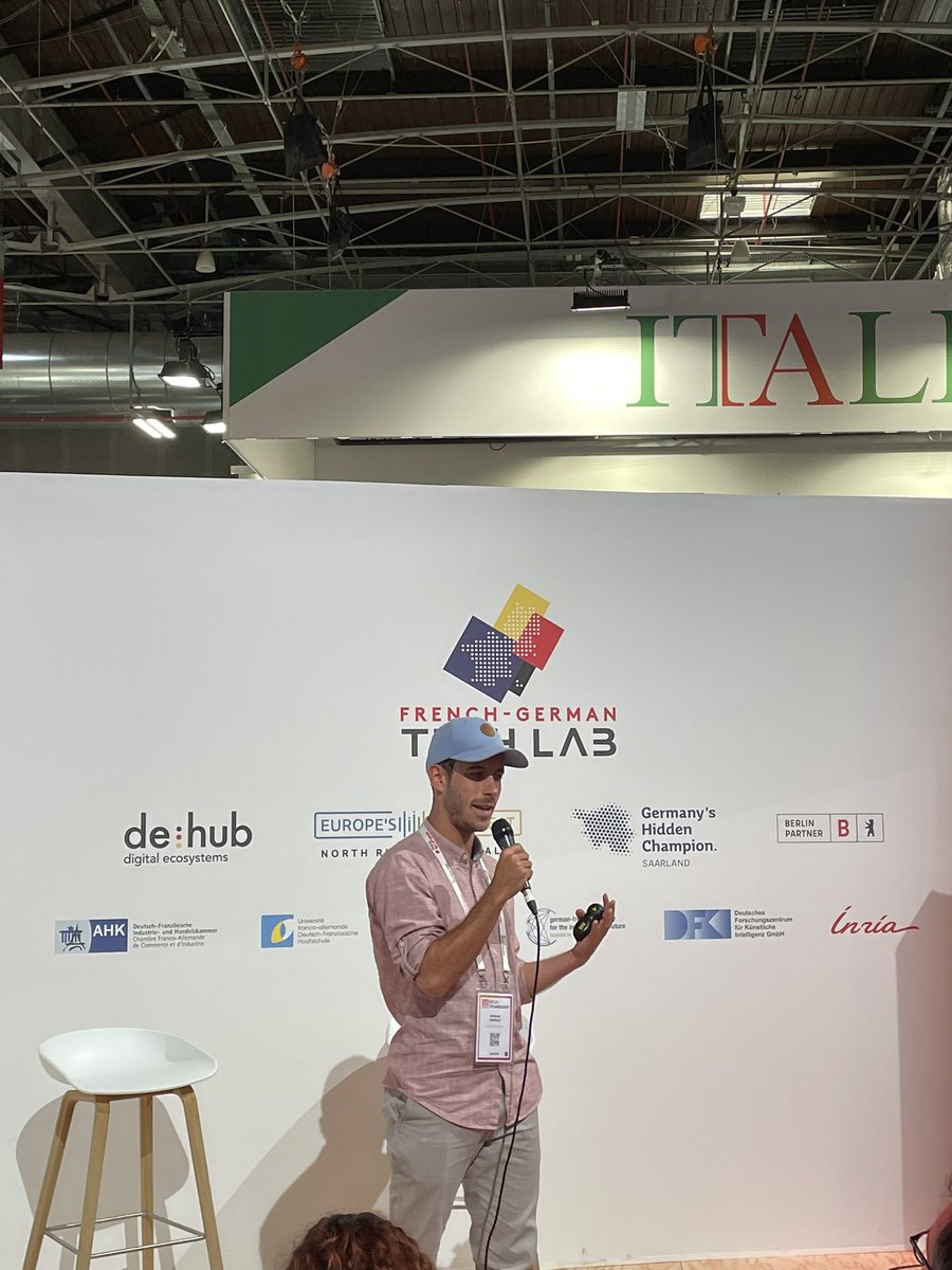 AntoineLG_'s tweet photo. J 2 à @VivaTech ! Et ça démarre avec le pitch de #Sonaide qui développe une solution d’analyse de son ambiants pour détecter les 1er signes de perte d’autonomie
#startup #silvereconomy #inriavivatech https://t.co/6VlJ3lI5F2