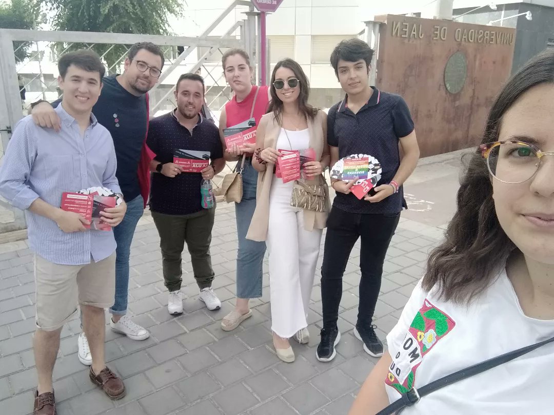 JSAJaenCep's tweet photo. ⭕ Reparto en la #UJA⭕

En la mañana de hoy hemos estado  dando a conocer las propuestas que @psoedeandalucia  tiene para nuestra Universidad. 

#VotaPSOE🌹 
#SiVotamosGanamos https://t.co/KGTjtEYjnK