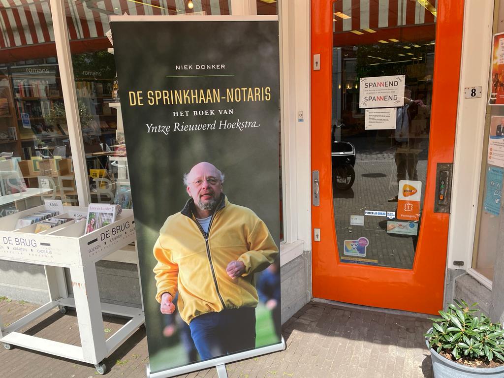 DeSprinkhaan's tweet photo. @visitfriesland  Meer goed nieuws! De Sprinkhaan-notaris over oud-notaris, oud-CDA-raadslid en inwoner van Heerenveen Yntze Hoekstra ligt nu ook bij @boekhuisdebrug in Heerenveen. Met zo'n banner voor de deur ben je zichtbaar!
@Boeken_Lezen @Notariaat @OF_nl @CNCH_Heerenveen https://t.co/BX51U8DOFV