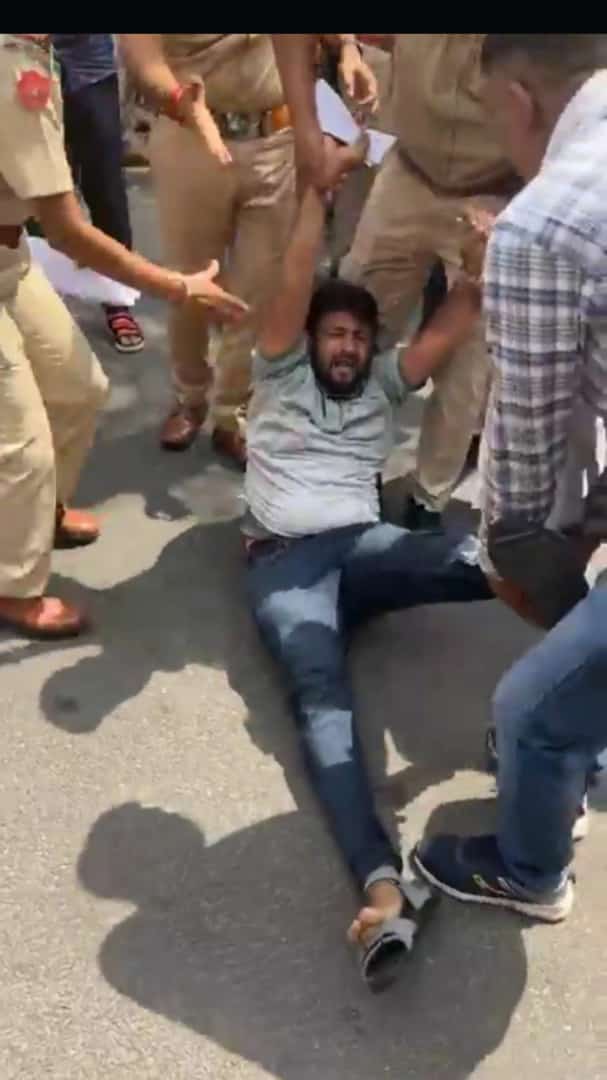 PawanPa27802904's tweet photo. सरकार की तानाशाही नहीं चलेगी! पूलिस प्रसासन ने pcc कार्यलय से शांति से बेठे बेरोज��ारो को थाने में जबरन ले गए 
काग्रेस की तानाशाही @ashokgehlot51 @TheUpenYadav @RajCMO @plmeenaINC @Zee1Ashutosh @1stIndiaNews @NewsNationTV @SachinPilot https://t.co/xjeVIHgBKo