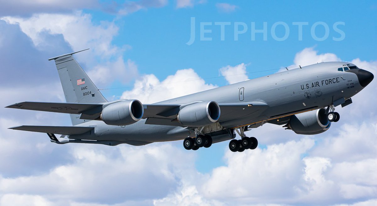 At 17:00 on the afternoon of 16 June, a US military RC-135V electronic reconnaissance plane (AE01C5) and a KC-135R tanker (AE015B) took off from Kadena Air Force Base and entered the South China Sea through the Bashi Strait to conduct approach reconnaissance operations on us.