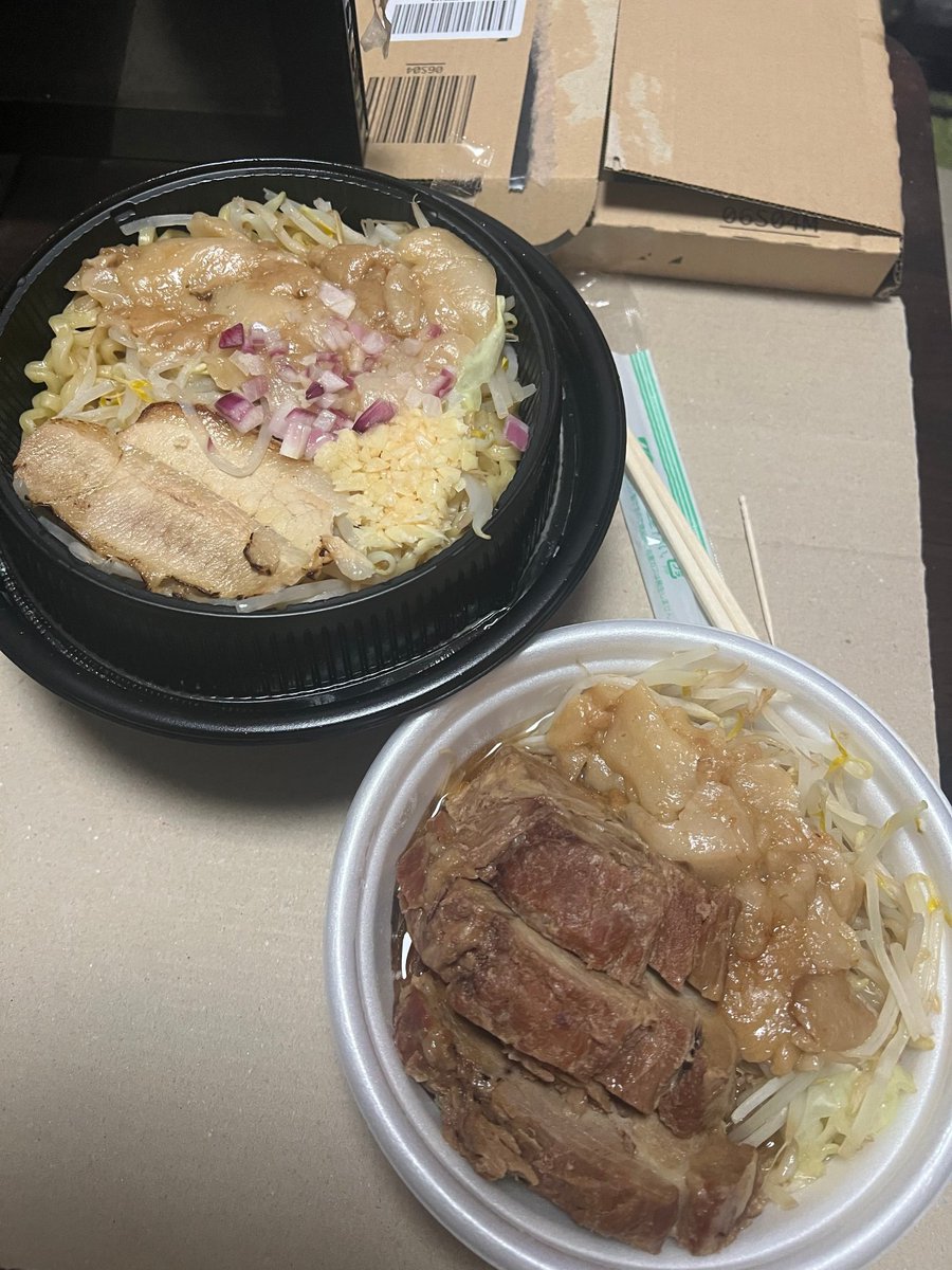 NAGATAKAYAMA21's tweet photo. 今日の昼飯はウォルトで点と線 HANAREて二郎系ラーメン店のまるごと豚増し辰二郎てメニューで麺増し野菜増しあぶら増しにんにく有り。明日のサロマ100km向け3回目の超ロング走のカーボローディング。中々減らん肩ロース肉等のボリューム感がすげえ🐷
#ウォルト #WoltS #二郎系 #ラーメン #デリバリー https://t.co/lUyqNin7nP