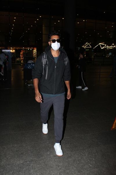 middaygujarati's tweet photo. #VickyKaushal spotted at the airport
#Actor #BollywoodActor #ActorUpdates #AirportLook #AirportFashion #AirportOuting #AirportOutfit #blackoutfit #vickykaushalfans
https://t.co/hPdNP0r3Xc https://t.co/sqRJg9pPg6