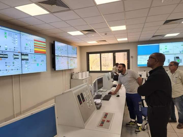 VictorIsrael_'s tweet photo. @PeterObi interacting with the top Executives and Engineers of the New Capital Power Plant in New Cairo, Egypt. The plant currently generates 4800 megawatts of electricity.

Other pictures: visit to Egyptian power generating facilities

Can your Leader ever? https://t.co/8zIBusH3Pb