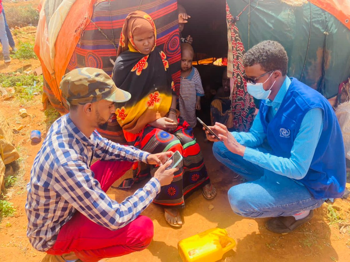 UKinSomalia's tweet photo. Emergency cash assistance via mobile money allows families to get the help they need for urgent supplies. In response to the #droughtinSomalia, the 🇬🇧 is supporting 90,000 newly displaced #Somalis with cash assistance to buy food and water for their families #ActNow https://t.co/OPpGtF2OcQ