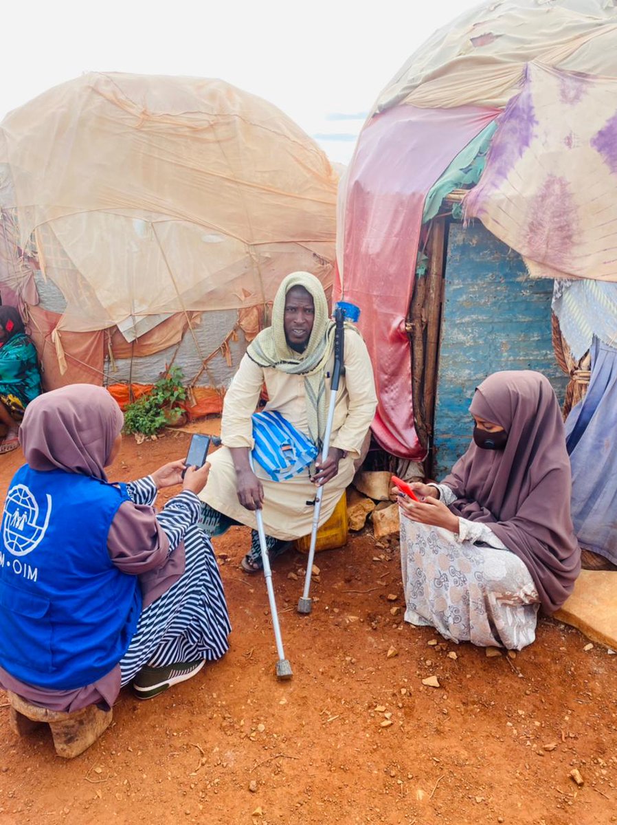 Emergency cash assistance via mobile money allows families to get the help they need for urgent supplies. In response to the #droughtinSomalia, the 🇬🇧 is supporting 90,000 newly displaced #Somalis with cash assistance to buy food and water for their families #ActNow