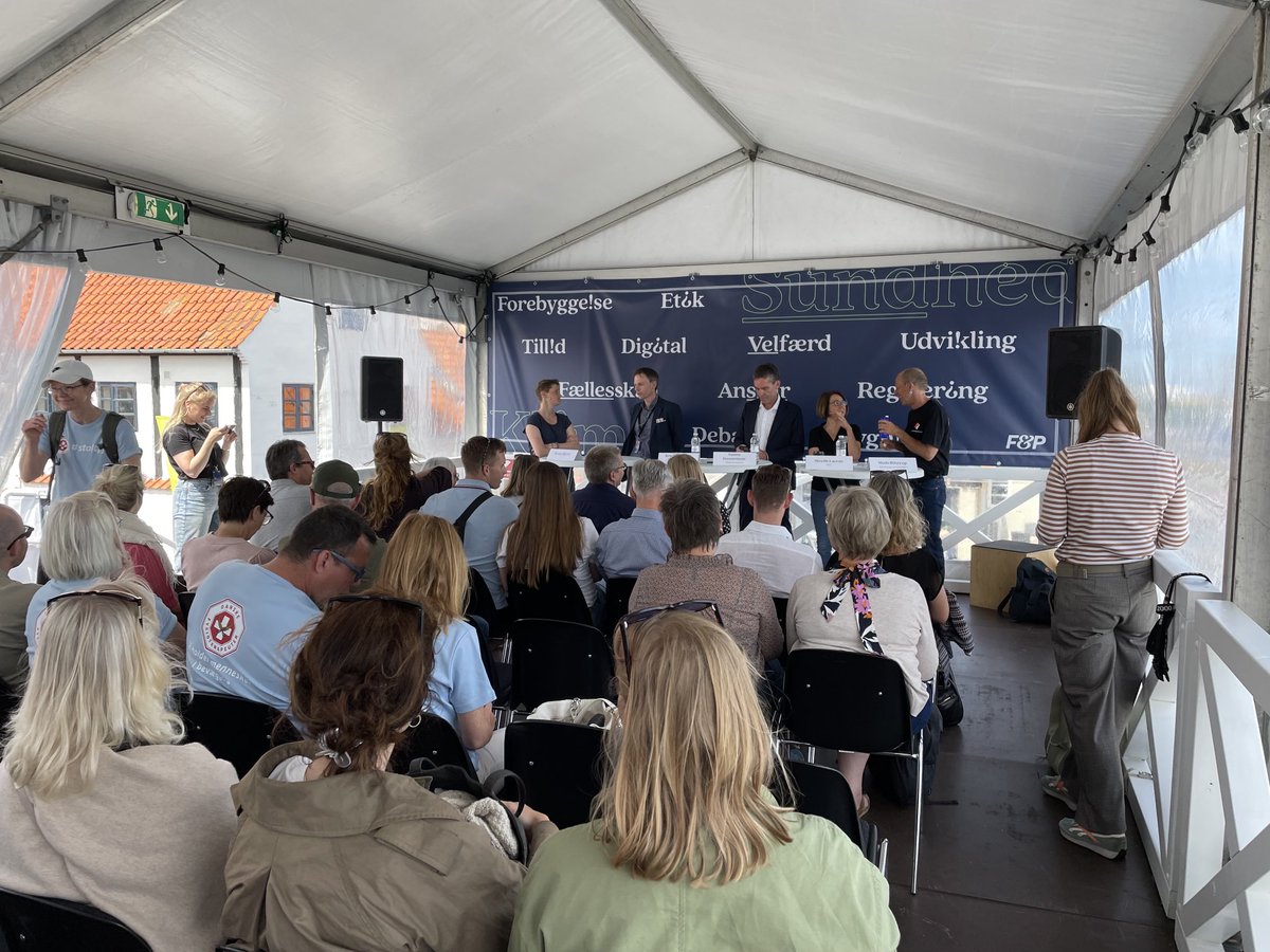 HansBGregersen's tweet photo. Første debat på #fmdk i Forsikring&amp;Pensions telt på havnen - hvordan undgår vi at folk bliver syge og kommer tilbage på arbejdet https://t.co/C4a02mx5Qy