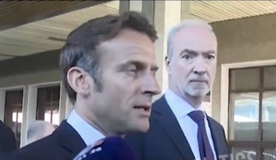 Макрон з майбутнього? Бо з ним приїхав старий Арестович