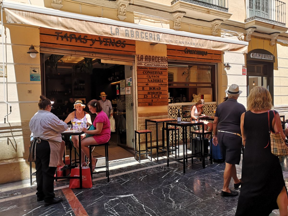 Con el buen tiempo, nuestra
terraza es de lo más acogedora.
Una parada en el camino para reponer con un surtido
de las mejores tapas de Málaga.

Os esperamos en calle Sánchez Pastor

#laabaceriadelcantarrana #laabaceria #cantarrana
#comerenelcentro #tapasmalaga #comerenmalaga