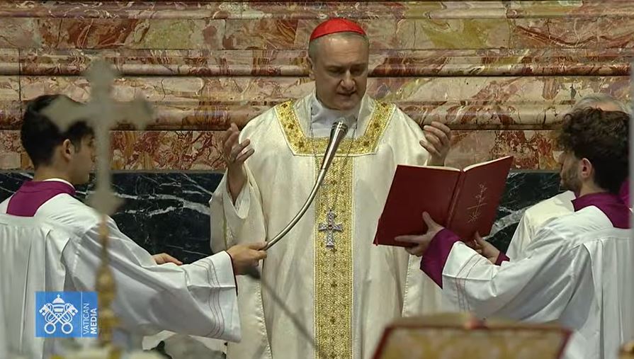 CatholicNewsSvc's tweet photo. Cardinal Gambetti, archpriest of St. Peter's Basilica, celebrated Mass for the feast of the Body and Blood of Christ, led the #CorpusChristi procession, adoration and Benediction at the Vatican this morning. (Italy celebrates the feast Sunday.) https://t.co/iks6AJcyxb