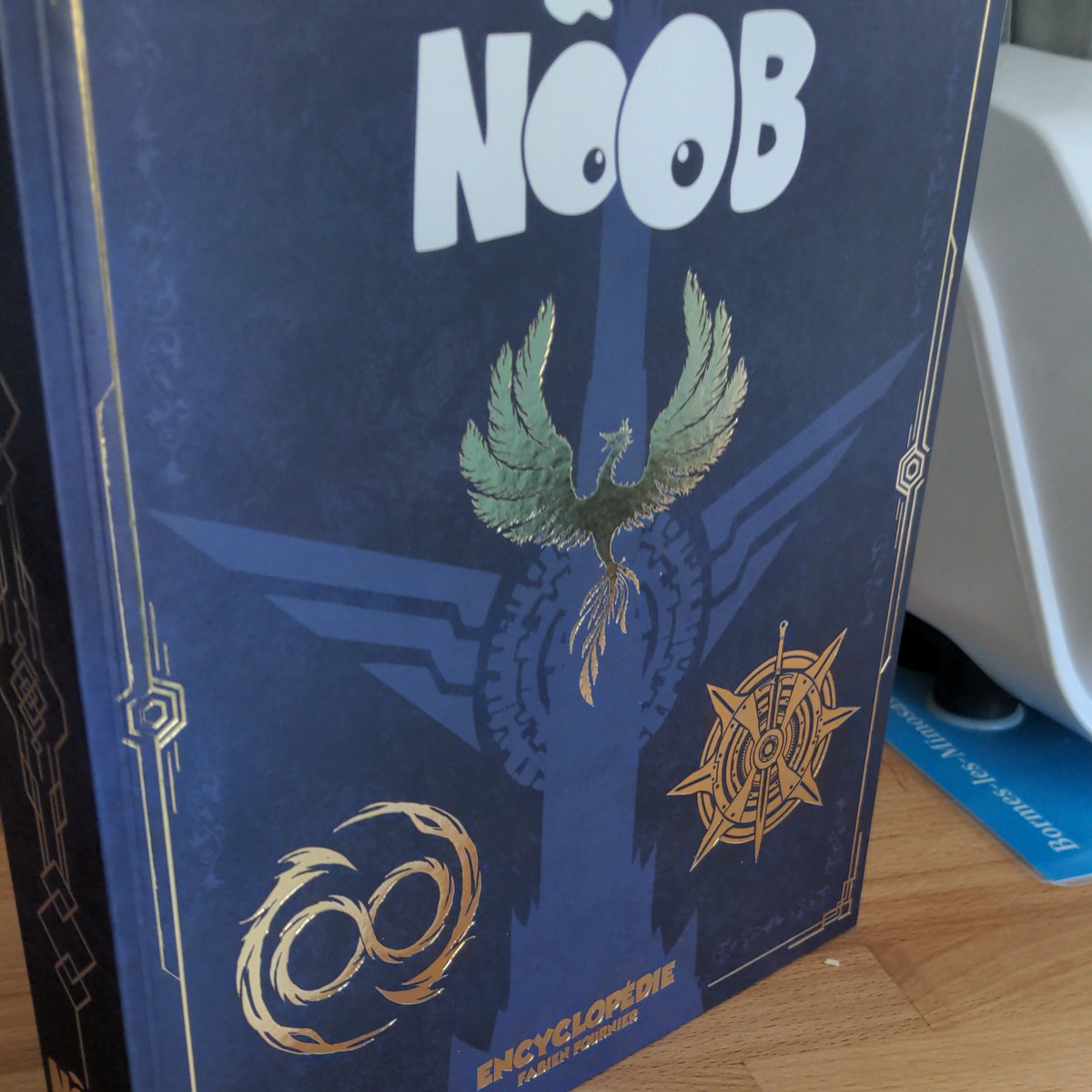brice8078's tweet photo. Quel pied de l'avoir enfin entre les mains ! Il est magnifique ! #encyclopedie #noob https://t.co/tpl62J5r4k