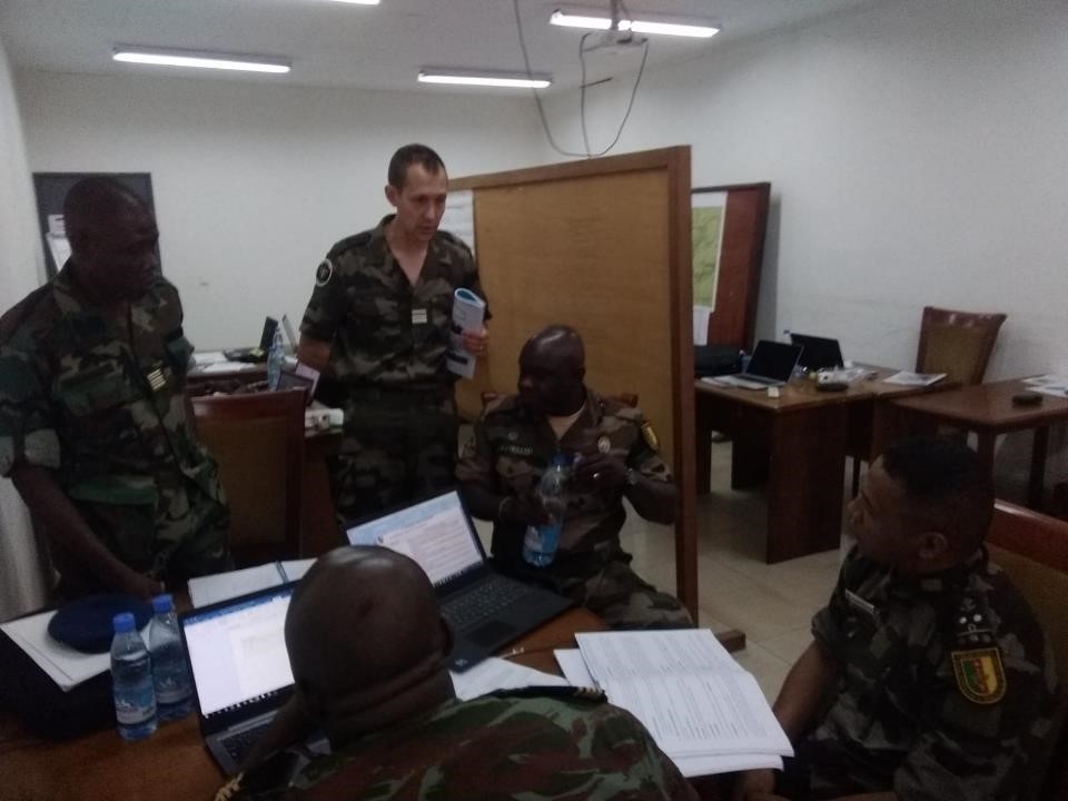 ESIG_Yaounde's tweet photo. Intégrer l’action des forces armées dans la sécurisation d’un sommet international, voici le défi posé aux stagiaires de l’ESIG🇨🇲, de l'EIFORCES🇨🇲 et de l’EDG🇫🇷 durant l’exercice DOUALA MALABO. Ces travaux ont été présentés à monsieur le Gouverneur de la région du Centre. https://t.co/eLuAB8wRS3