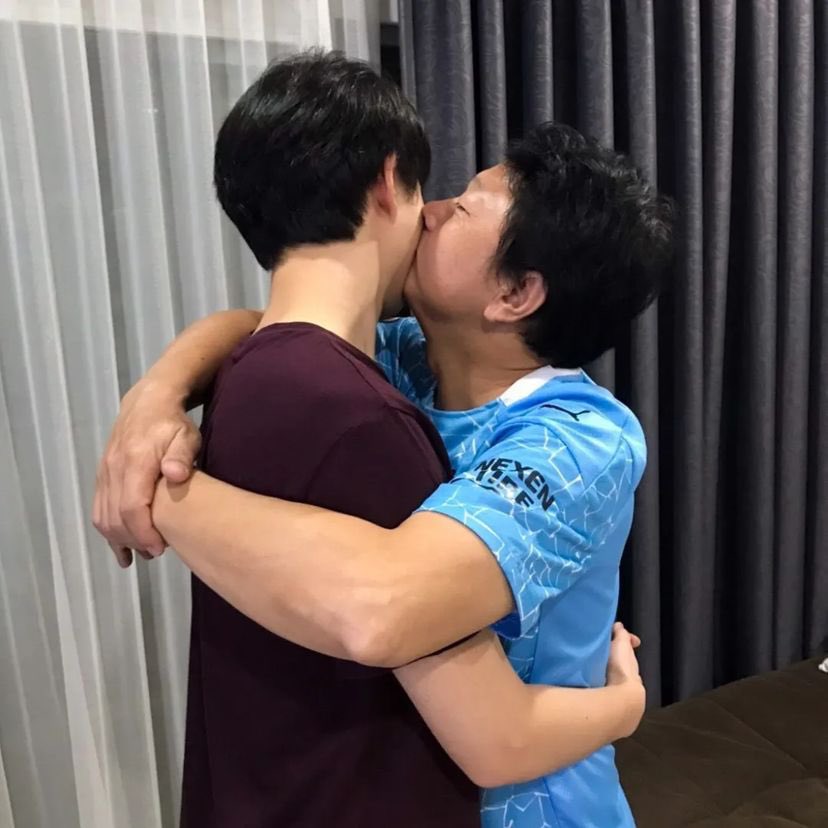 WYeee516's tweet photo. Pa：Love my son,plz love my son's boyfriend too
Mom：Our family has always shown this way.We do it anytime&amp;anywhere without embarrassing anyone

Nu：Love Me Love My Dog
Zee：Focus on our present&amp;future
if we stick to the past,we will never be able to move forward
#ZeeNuNew
#ซนซน https://t.co/HxXGvGWT9d