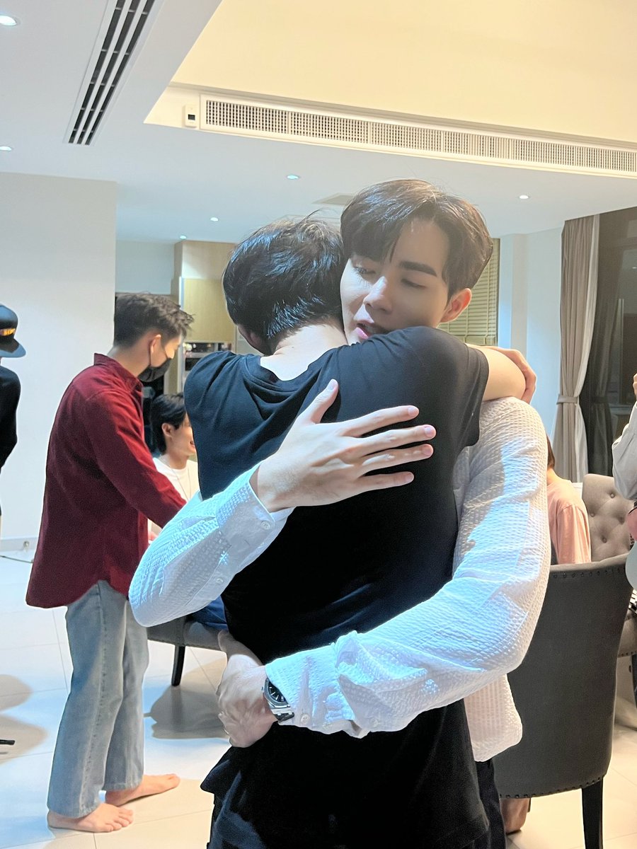 WYeee516's tweet photo. Pa：Love my son,plz love my son's boyfriend too
Mom：Our family has always shown this way.We do it anytime&amp;anywhere without embarrassing anyone

Nu：Love Me Love My Dog
Zee：Focus on our present&amp;future
if we stick to the past,we will never be able to move forward
#ZeeNuNew
#ซนซน https://t.co/HxXGvGWT9d