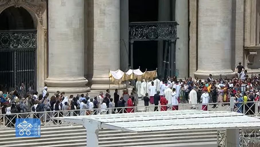 CatholicNewsSvc's tweet photo. Cardinal Gambetti, archpriest of St. Peter's Basilica, celebrated Mass for the feast of the Body and Blood of Christ, led the #CorpusChristi procession, adoration and Benediction at the Vatican this morning. (Italy celebrates the feast Sunday.) https://t.co/iks6AJcyxb