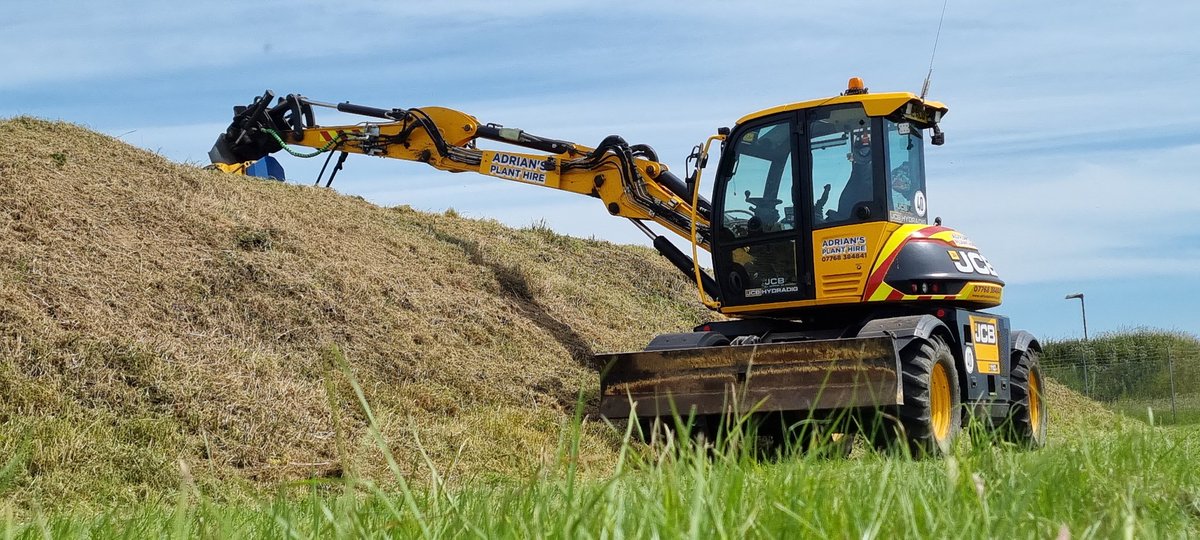 Adrianplanthire's tweet photo. Obligatory pictures of the first day out on the grass cutting season https://t.co/xwlyAAb1Su