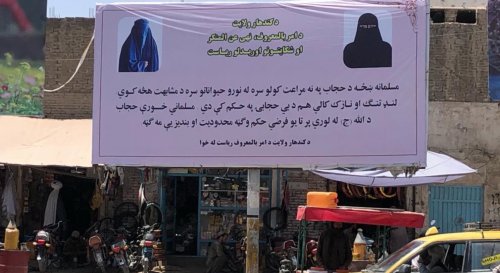limportante_fr's tweet photo. Campagne des talibans à Kandahar: «Les femmes sans hijab ressemblent à des animaux» https://t.co/TNfsCi6hmH https://t.co/fDcSP5DEex