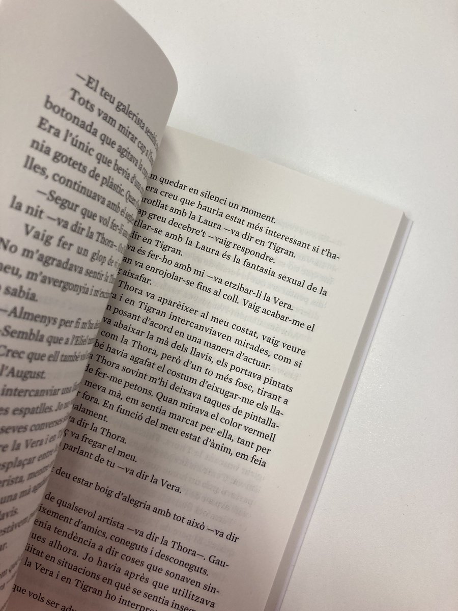 😍 Què us està semblant la lectura de #Trio, de la jove escriptora sueca Johanna Hedman?

Modèstia a part, no ens sorprèn en absolut la bona rebuda que ha tingut el seu debut perquè és realment un llibre que t'interpel•la i et ressona! 

Us llegim!✨