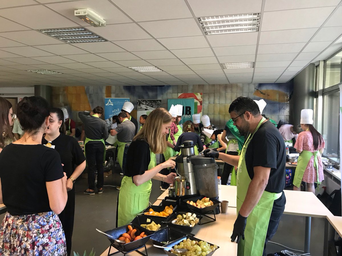 Gabriel , Caryl &amp; Andréa, chargés de projets #HubsNormandie sont aux Rencontres Toquées 👨‍🍳 Avec les participants du #hubtourpro, ils se prêtent au jeu. Un moment de #rencontres &amp; d'#échanges &amp; des opportunités pro pour les demandeurs d'#emploi ! #accompagnement #atelier #cuisine