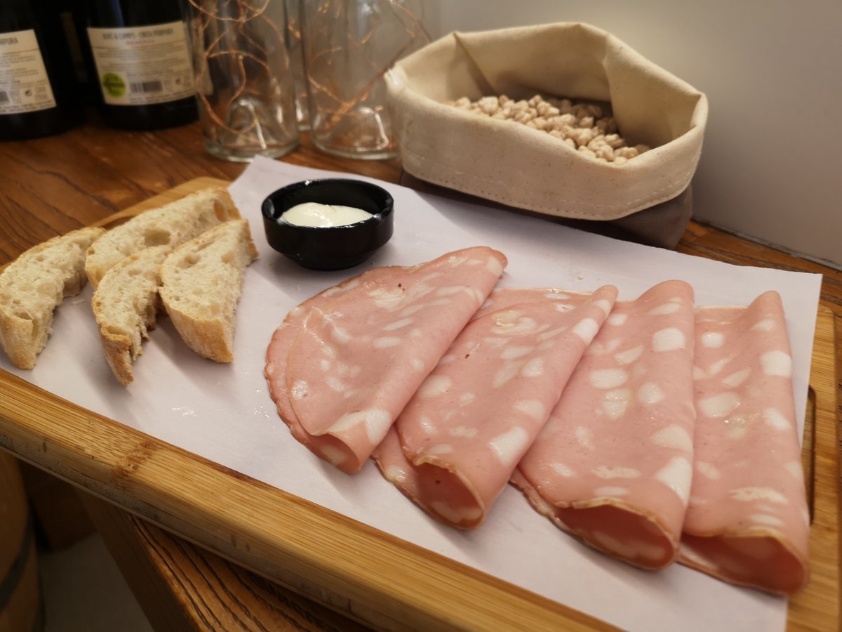 Mortadela?...pero no cualquier
mortadela
En La Abacería del Cantarrana, nuestras tapas tienen
todo el sabor y la mejor calidad, son tapas gourmet,
notarás la diferrencia cuando nos visites.

Además, puedes llevarte a casa todos nuestros
productos.

📍 Calle Sánchez Pastor