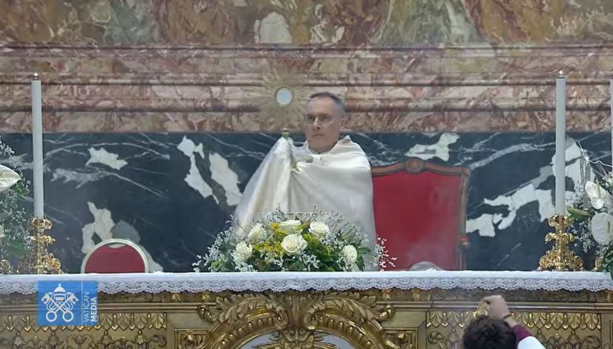 CatholicNewsSvc's tweet photo. Cardinal Gambetti, archpriest of St. Peter's Basilica, celebrated Mass for the feast of the Body and Blood of Christ, led the #CorpusChristi procession, adoration and Benediction at the Vatican this morning. (Italy celebrates the feast Sunday.) https://t.co/iks6AJcyxb