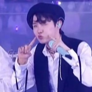 thehobiprint's tweet photo. 2013 &amp; 2022 hobi doing the same pose😚 https://t.co/Amr46AowIT