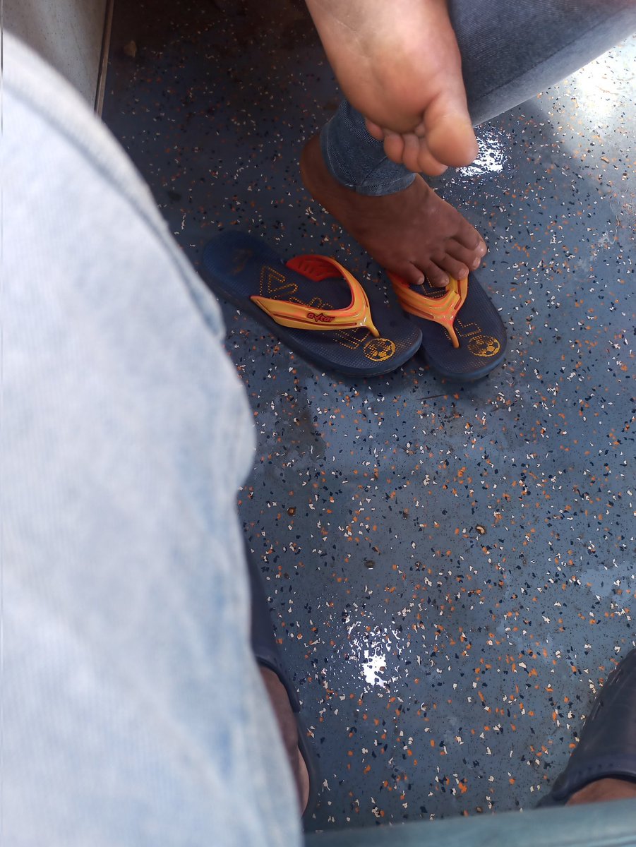 ROOPESHPOOJAR11's tweet photo. The train number 16516 also coach number D5  does not have proper water purifier it is leaking also people are struggling to boarding ... please rectify the issue as soon as possible @DrmMys @SWRRLY https://t.co/uaVRD1Spbd