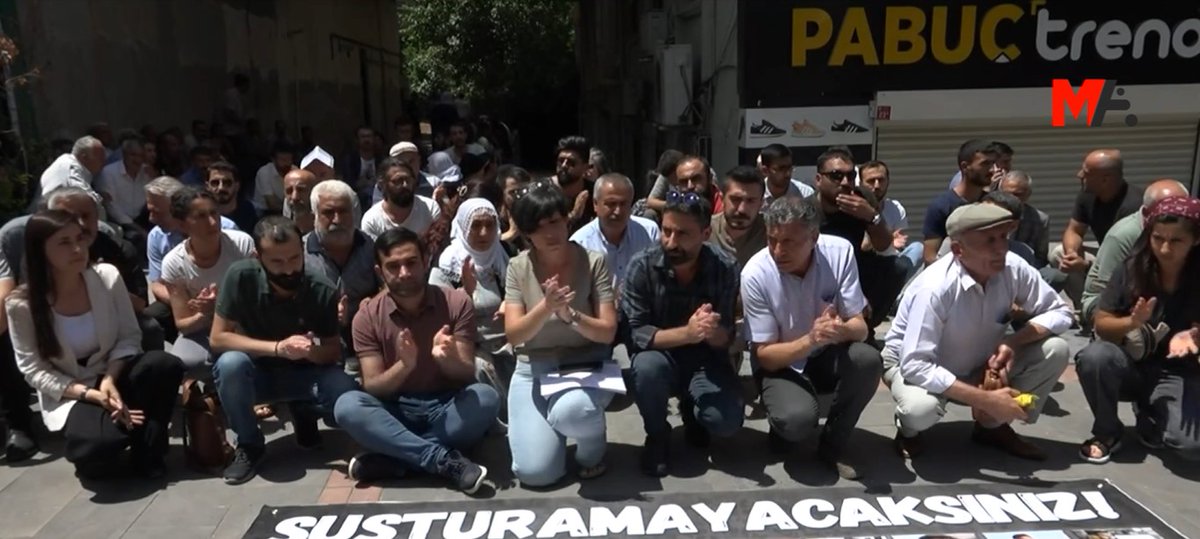 Açıklamamızın ardından tutuklamaları protesto etmek amacıyla oturma eylemi gerçekleştirdik. 
#susturamayacaksınız