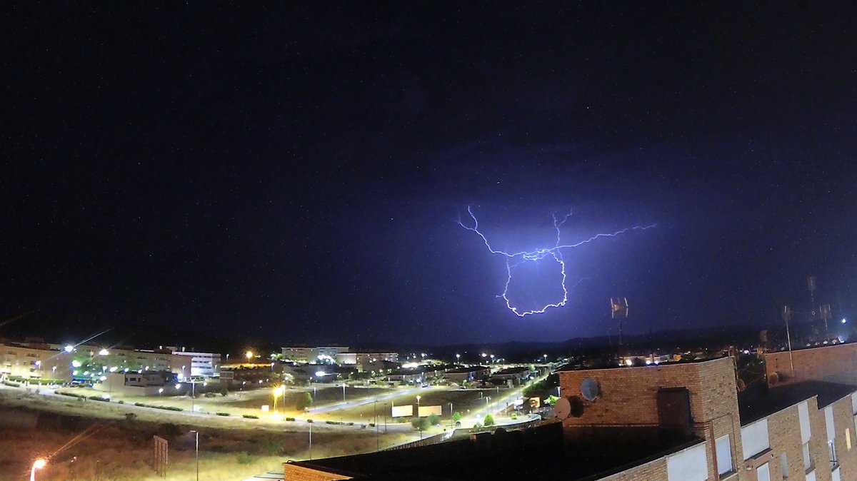 video2paco's tweet image. Unas fotografías de los Rayos #Puertollano  #Primavera2022 @MundetPilar @madorobla @ElTiempo_tve @meteocr @meteocastuera @ElTiempoCMM @rasalvi49 @AEMET_CLaMancha @lasextameteo @castan_tere @aquilatierratve @tiempobrasero @eltiempoGCM  @tablas_daimiel