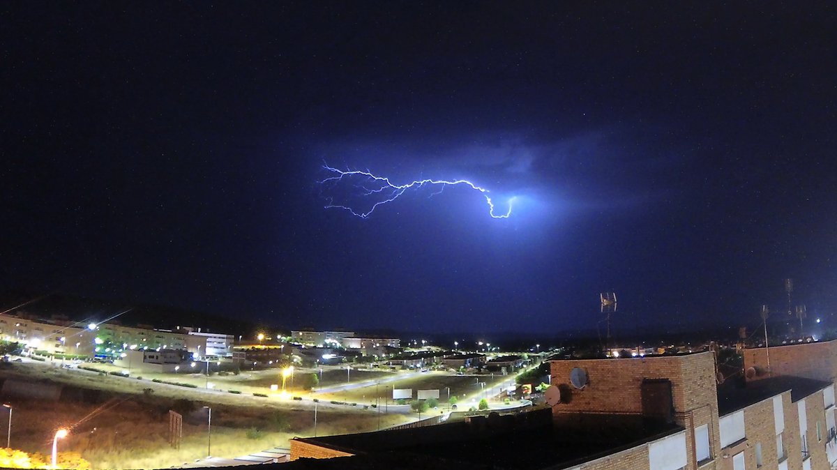 video2paco's tweet image. Unas fotografías de los Rayos #Puertollano  #Primavera2022 @MundetPilar @madorobla @ElTiempo_tve @meteocr @meteocastuera @ElTiempoCMM @rasalvi49 @AEMET_CLaMancha @lasextameteo @castan_tere @aquilatierratve @tiempobrasero @eltiempoGCM  @tablas_daimiel