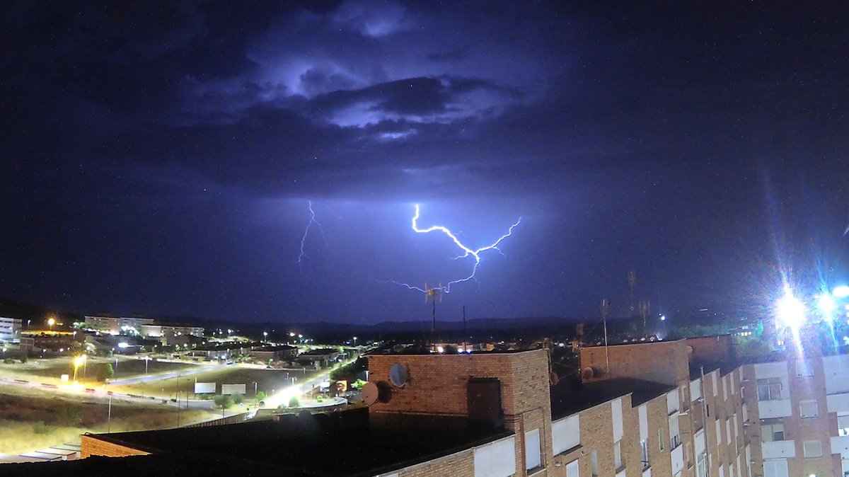 video2paco's tweet image. Unas fotografías de los Rayos #Puertollano  #Primavera2022 @MundetPilar @madorobla @ElTiempo_tve @meteocr @meteocastuera @ElTiempoCMM @rasalvi49 @AEMET_CLaMancha @lasextameteo @castan_tere @aquilatierratve @tiempobrasero @eltiempoGCM  @tablas_daimiel