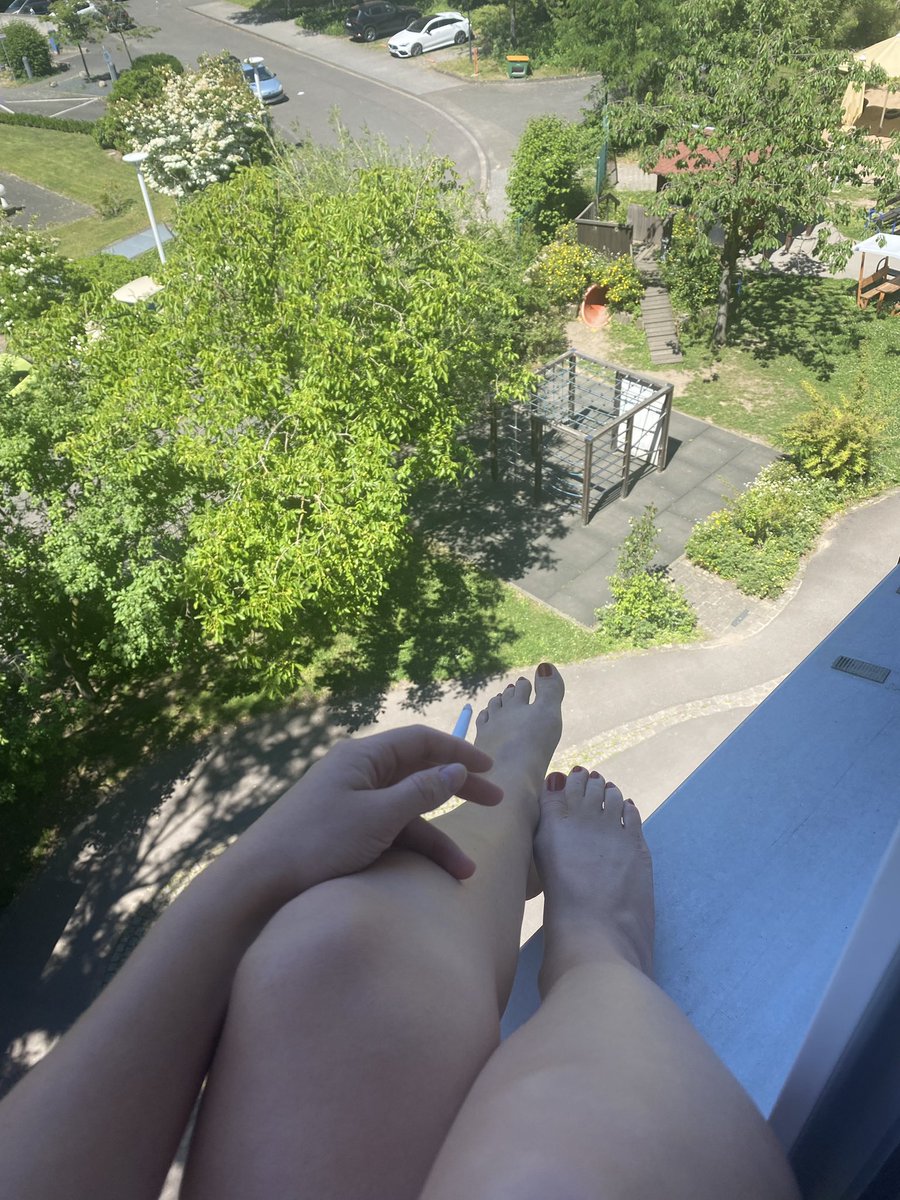 Guten Morgen ihr Loser, erste Zigarette bei dem schönen Wetter. 

Heute ist Feiertag sprich ihr habt den ganzen Tag Zeit euer ganzes Geld abzudrücken🤑

•footlover •feet •paypig •humanatm •findom •cash •money •footpig •cashandgo •zahlschwein •kontofick •sub •zahldepp