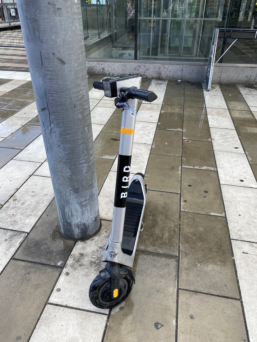 oraora_tio's tweet photo. 電自動のキックボード🛴がスウェーデンのあちらこちらにある。
3日間で発見したものだけでも、7種類ある
自転車専用レーンとかが充実してるからこそ普及してるんかなと思う。日本じゃ難しそう https://t.co/sP9024Egzh