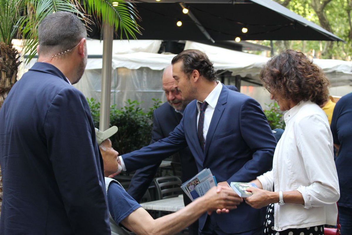 pierre_baudis's tweet photo. 👏 Ce matin avec @E_DupondM, Garde des Sceaux, au marché Cristal de Toulouse à la rencontre des habitants.
Merci M. Le Ministre pour votre soutien franc.

Ce dimanche 19 juin, donnons une majorité à @EmmanuelMacron et @Elisabeth_Borne 🇫🇷🇪🇺 ! #circo3101 #legislatives2022 https://t.co/Avp5FxMOKJ