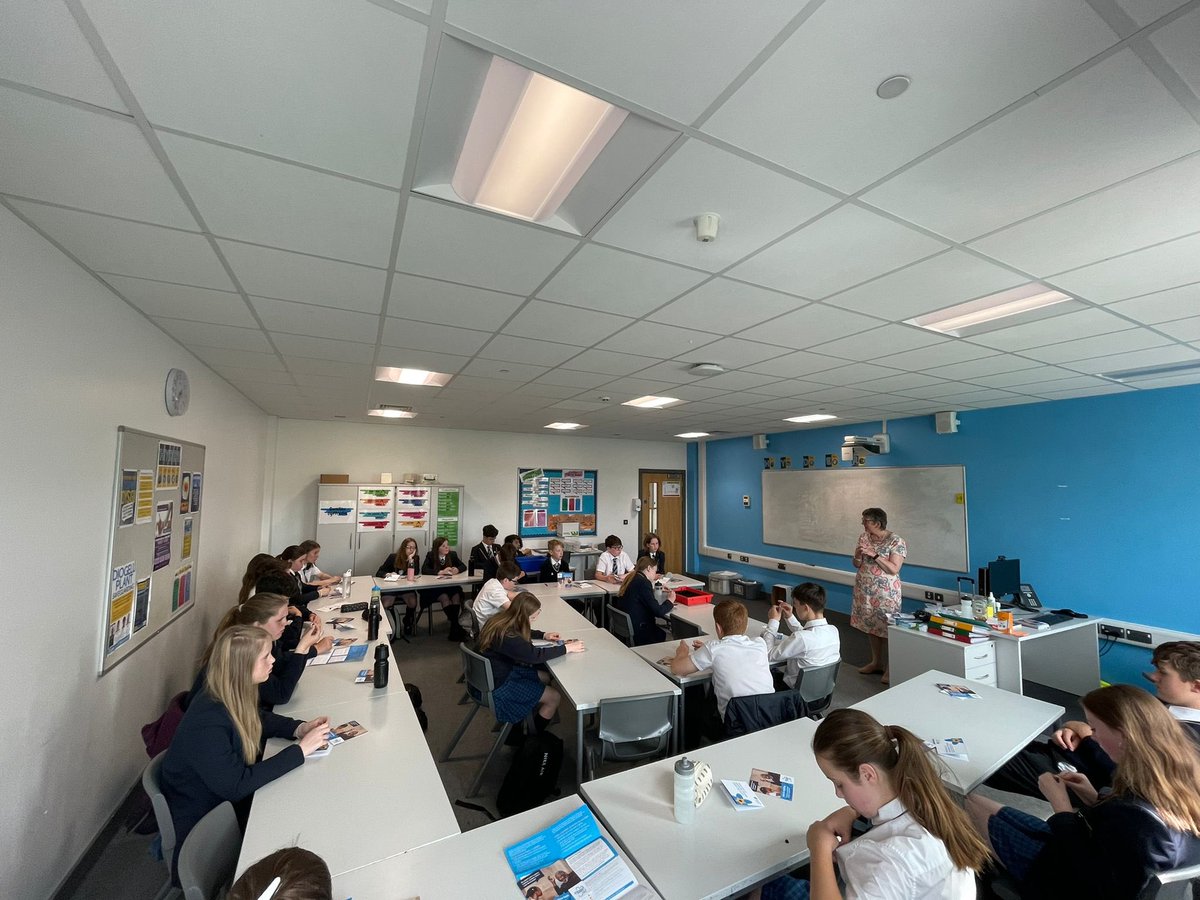 cymraeglanclwyd's tweet photo. Sesiwn ffrind dementia @AlzSocCymru gyda blwyddyn 8 yn ymateb i nofel @ManonSteffanRos #Pluen Diolch i Cheryl am gynnal y sesiwn📚@YsgolGlanClwyd https://t.co/i1EPRbl6Bc