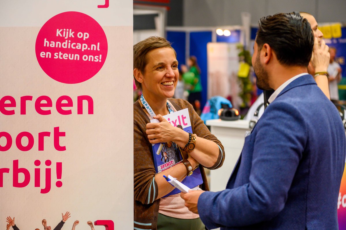 HandicapNL's tweet photo. Ben jij de komende dagen ook op de #Supportbeurs? Neem dan een kijkje bij de stand van HandicapNL. Maak kennis met de redactie van @WijRollen, swing mee met de silent disco van Toegankelijk Feest en maak een praatje met onze @Buddies_HandicapNL. Wij kijken naar jou uit! https://t.co/HtXkjgdVXc