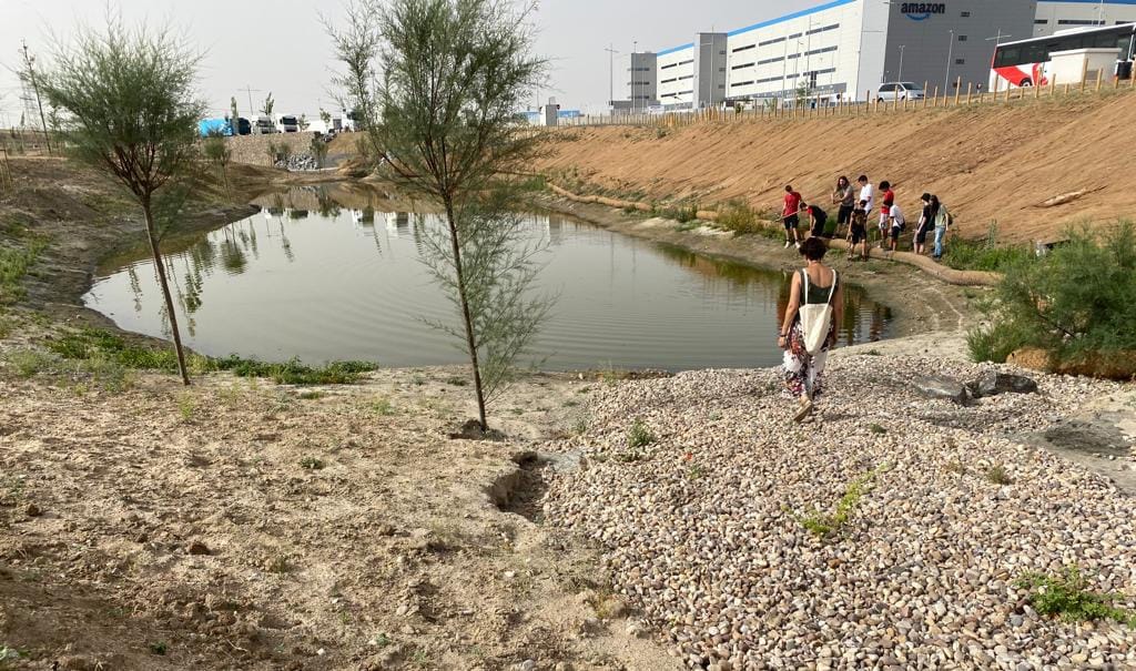 PCI_UrbanCM's tweet image. ¡Seguimos trabajando por un mundo mejor! 
Los estudiantes de la nueva edición del #ProgramaInspira visitaron ayer la #PlataformaCentralIberum para conocer todos los criterios ambientales que nos hacen ser referentes en el sector inmologístico ecoambiental en Europa.